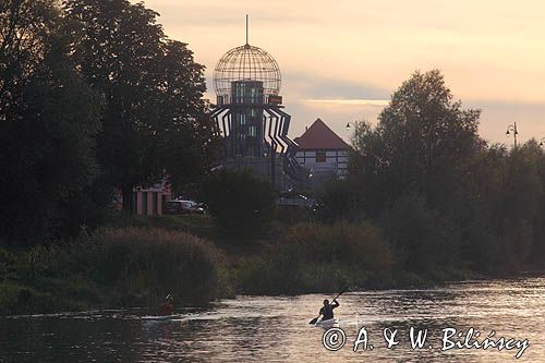 Gorzów Wielkopolski, rzeka Warta, kajakarz, wieża widokowa na południowym brzegu rzeki