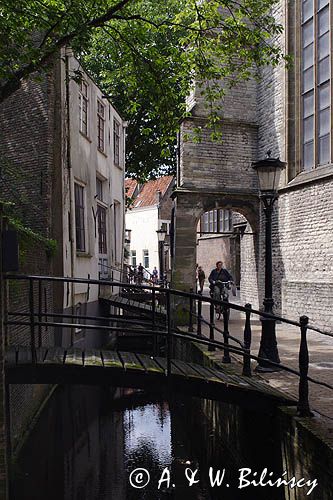 Gouda, nad kanałem Achter de Kerk koło Sint Janskerk, Holandia