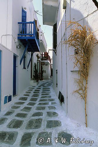 Grecja, wyspa Mykonos, Cyklady , zaułek z balkonem