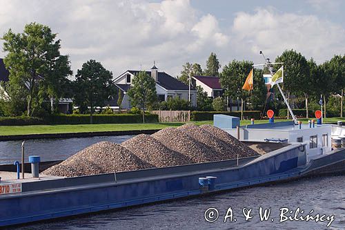 barka ze żwirem na kanale w Grootschar, Holandia