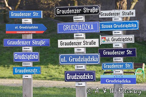 Grudziądz, tablice z nazwami ulic przy pomniku Flisaka na Błoniach Nadwiślańskich