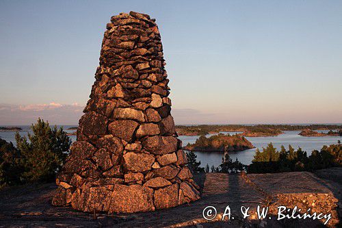 Gubbo Kupa, obelisk na szczycie, archipelag Gryt, Szwecja