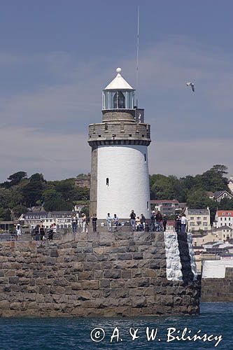 latarnia morska przy wejściu do portu St. Peter Port, wyspa Guernsey, Channel Islands, Anglia, Wyspy Normandzkie, Kanał La Manche