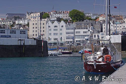 oczekiwanie na pomoście pływającym na wejscie do portu St. Peter Port, wyspa Guernsey, Channel Islands, Anglia, Wyspy Normandzkie, Kanał La Manche