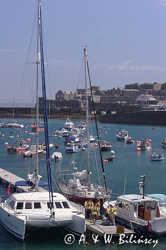 oczekiwanie na pomoście pływającym na wejscie do portu St. Peter Port, w tle Castle Cornet, wyspa Guernsey, Channel Islands, Anglia, Wyspy Normandzkie, Kanał La Manche