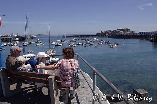 w St. Peter Port, w tle Castle Cornet, wyspa Guernsey, Channel Islands, Anglia, Wyspy Normandzkie, Kanał La Manche