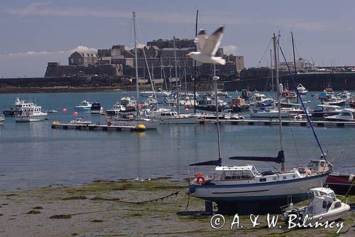 odpływ w awanporcie portu St. Peter Port, w tle Castle Cornet, wyspa Guernsey, Channel Islands, Anglia, Wyspy Normandzkie, Kanał La Manche