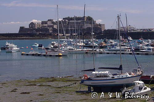 odpływ w awanporcie portu St. Peter Port, w tle Castle Cornet, wyspa Guernsey, Channel Islands, Anglia, Wyspy Normandzkie, Kanał La Manche