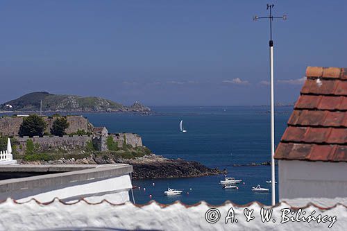 w St. Peter Port, wyspa Guernsey, w tle wyspa Jethou, Channel Islands, Anglia, Wyspy Normandzkie, Kanał La Manche