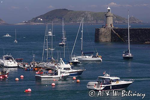 w St. Peter Port, wyspa Guernsey, w tle wyspa Jethou, Channel Islands, Anglia, Wyspy Normandzkie, Kanał La Manche