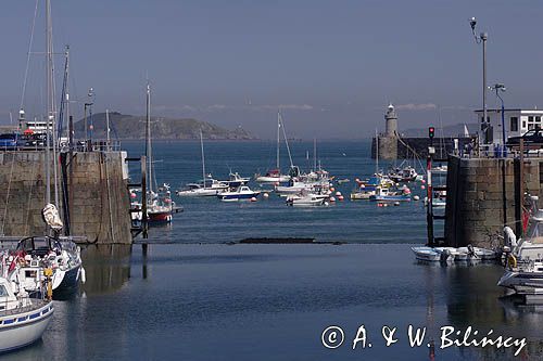 w Victoria Marina w St. Peter Port, wyspa Guernsey, w tle wyspa Jethou, Channel Islands, Anglia, Wyspy Normandzkie, Kanał La Manche