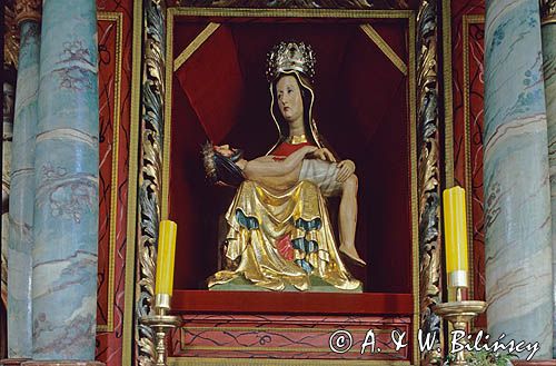 Haczów zabytkowy kościół z XV wieku / lista Unesco/ figura Matki Bożej Bolesnej