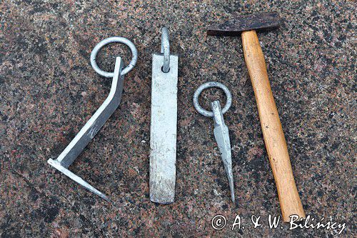haki, cumowanie przy pomocy haków wbijanych w szczeliny skalne, szkiery szwedzkie, Szwecja