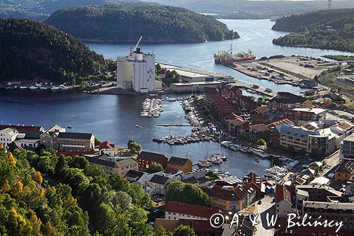 Widok na port jachtowy w Halden z lotu ptaka, z fortu - Twierdzy Fredriksten, Południowa Norwegia