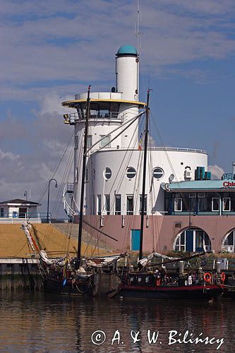 w porcie w Harlingen, Holandia, Waddensee