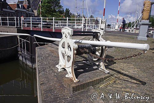 podnoszony mostek w porcie w Harlingen, Holandia, Waddensee