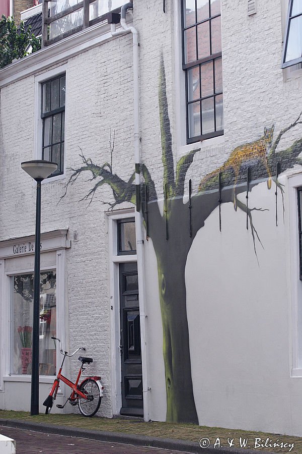 rower przy ścianie z namalowanym drzewem i lampartem w Harlingen, Holandia, Waddensee