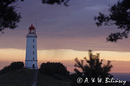 latarnia morska na północnym krańcu wyspy Hiddensee, Mecklenburg-Vorpommern, Niemcy, o świcie