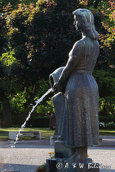Dziewczyna z dzbankiem, fontanna w Hjo nad jeziorem Vattern, Weter, Szwecja