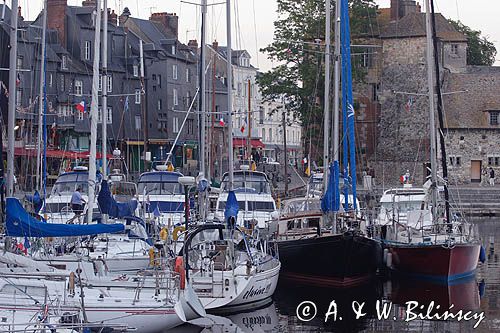 Honfleur, port na StarówceGórna Normandia, Francja