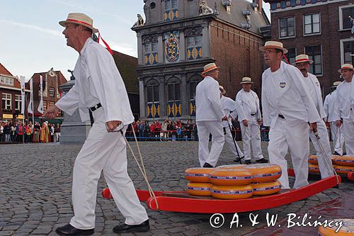 targ serowy w Hoorn, Holandia, Kaasmarkt, Cheesemarket, noszenie sera, przedstawiciele Cechu Kaasbagers Gilde