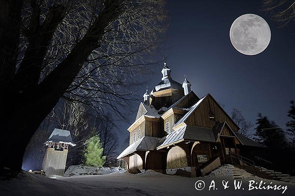 Zabytkowa cerkiew, kościół drewniany w Hoszowie, Śnieżny Super Księżyc