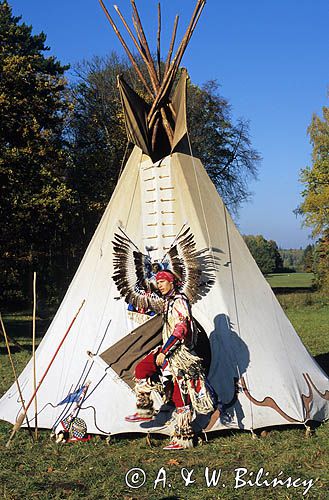 indiańska wioska, tipi, polski indianin przed tipi