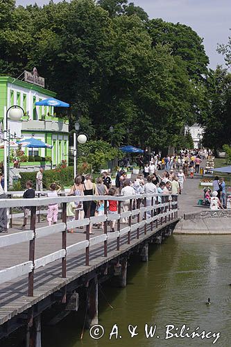 Inowrocław, deptak i mostek na stawie