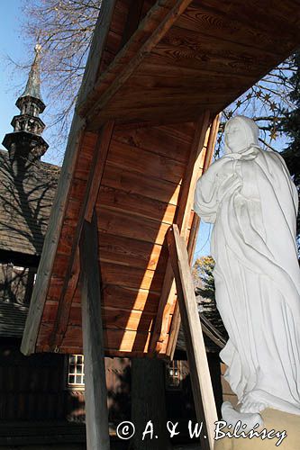 Jabłonka, kapliczka przy zabytkowym kościele drewnianym powiat Brzozów, Pogórze Dynowskie