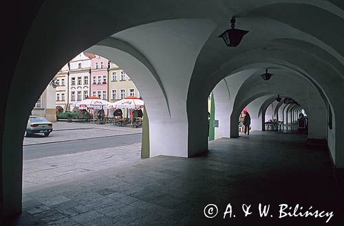 Jelenia Góra plac Ratuszowy, pod arkadami kamienic przy Rynku