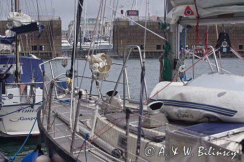 ponton pływający przy wejściu do portu jachtowego Albert Harbour w St. Helier, wyspa Jersey, Channel Islands, Wyspy Normandzkie, oczekiwanie na przypływ