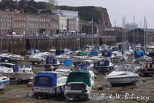 odpływ w porcie w St. Helier, wyspa Jersey, Channel Islands, Wyspy Normandzkie