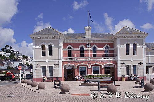 budynek sadu i policji w St. Aubin, wyspa Jersey, Channel Islands, Anglia, Wyspy Normandzkie, Kanał La Manche, miejsce filmowania serialu Bergerac