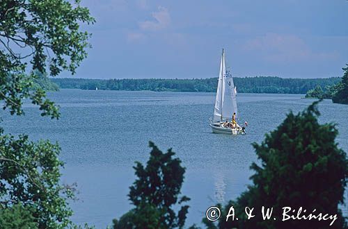 Jacht na jeziorze Wdzydze Wdzydzki Park Krajobrazowy