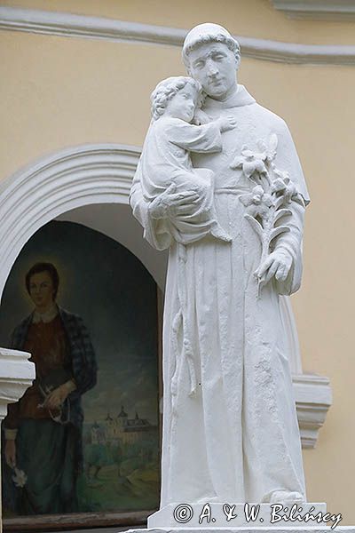Kalwaria Pacławska, figura franciszkanina przed kościołem kalwaryjskim, Pogórze Przemyskie