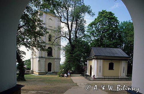 Kalwaria Pacławska, sanktuarium, klasztor i kościół Franciszkanów, na dziedzińcu, dzwonnica i kaplica