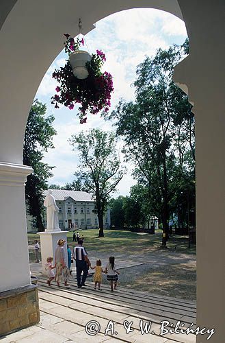 Kalwaria Pacławska, sanktuarium, klasztor i kościół Franciszkanów, na dziedzińcu