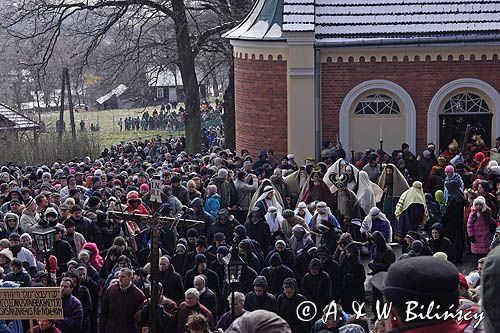 Kalwaria Zebrzydowska, Wielki Piątek, Misterium Męki Pańskiej, niesienie krzyża, pielgrzymi