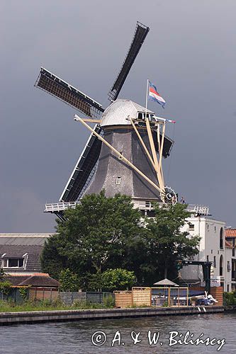 na kanale w drodze z Goudy do Amsterdamu, wiatrak holenderski, Holandia
