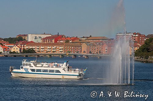 Karlskrona, statek wycieczkowy i fontanna na zatoce w centrum, Szwecja