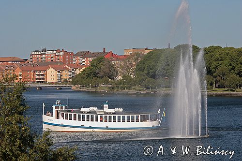 Karlskrona, statek wycieczkowy i fontanna na zatoce w centrum, Szwecja