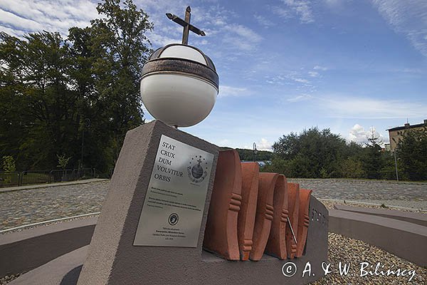 Kartuzy, Herb zakonu Kartuzów, pomnik przed Kolegiatą