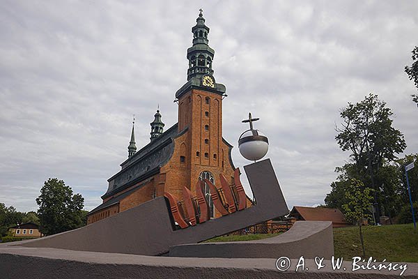 Kartuzy, Kolegiata Kartuzka pw. Wniebowzięcia Najświętszej Maryi Panny i pomnik zakonu Kartuzów przed Kolegiatą