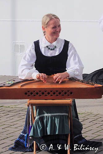 kankle - litewski instrument muzyczny, występ zespołu regionalnego w porcie Kłajpeda, Litwa kankles, lithuanian musical instrument, Klajpeda, Lithuania