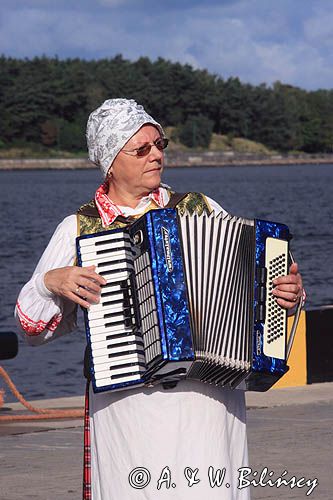 występ zespołu regionalnego w porcie Kłajpeda, Litwa lithuanian folk musician, Klajpeda, Lithuania