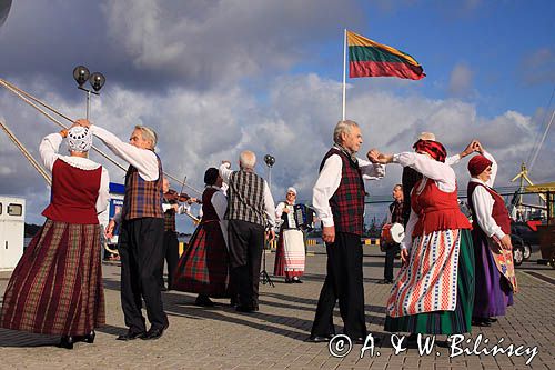 występ zespołu regionalnego w porcie Kłajpeda, Litwa lithuanian folk dance, Klajpeda, Lithuania