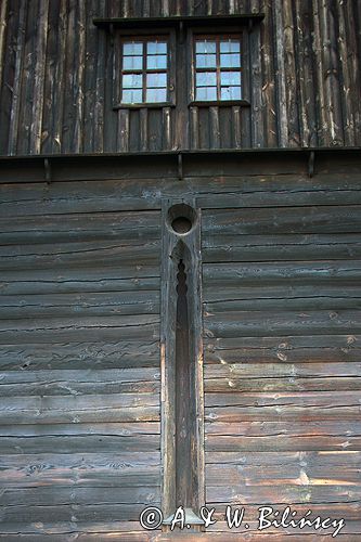 Klępsk zabytkowy kościół drewniany, okno we wschodniej ścianie, powiat Świebodzin - Wielkopolska