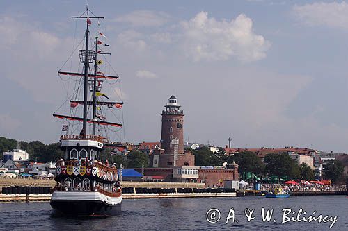 statek wycieczkowy Pirat i zabytkowa latarnia morska w Kołobrzegu