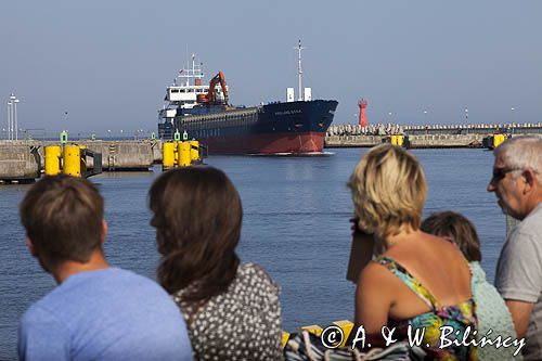 Port Kołobrzeg, statek w główkach portu