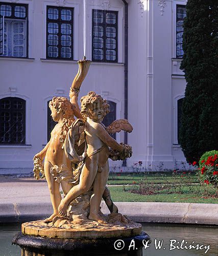 Kozłówka, pałac Zamoyskich, fontanna w parku pałacowym